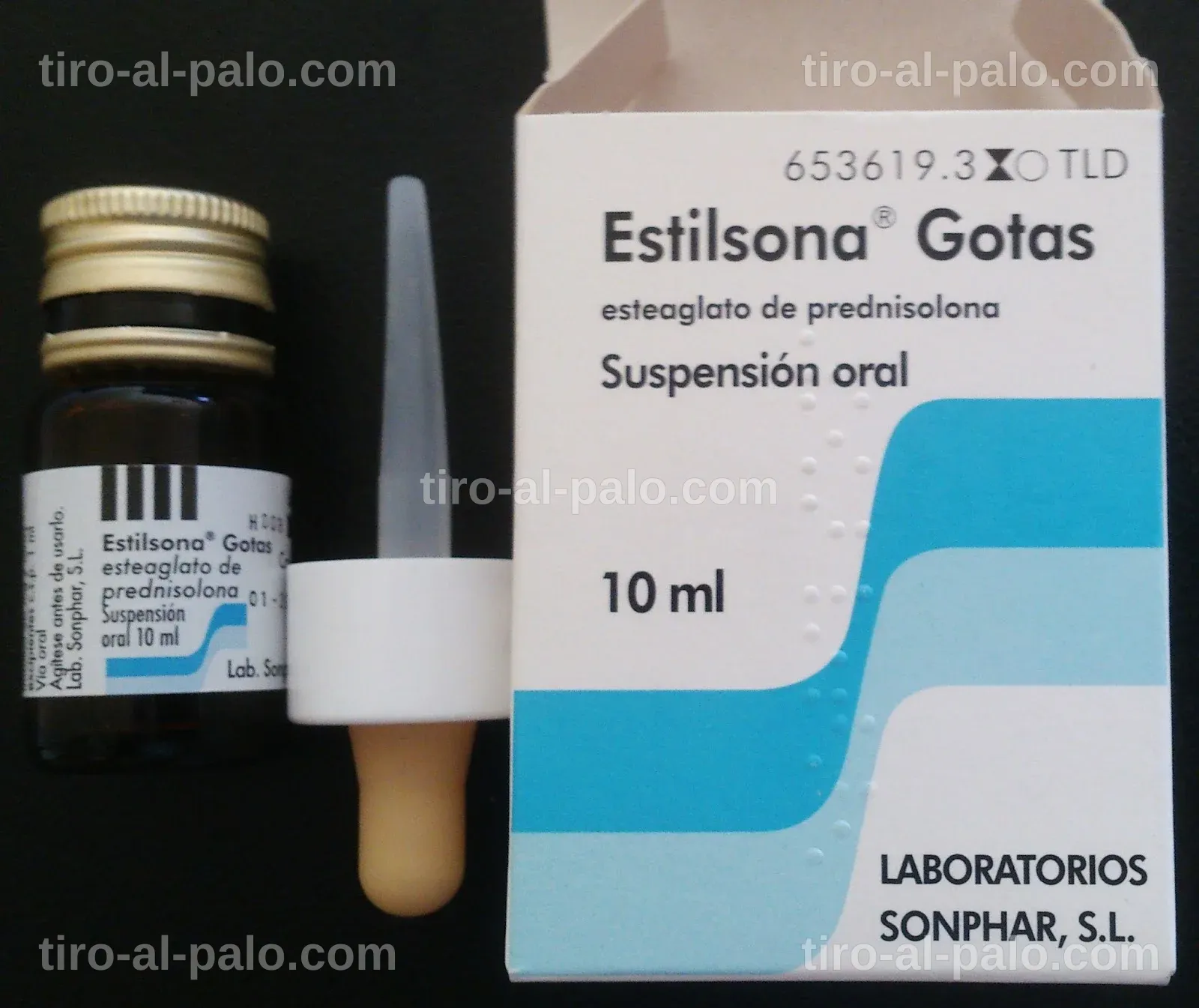 Diversos medicamentos en una farmacia, incluyendo opciones naturales.