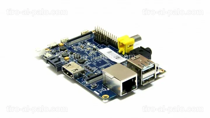 Varios dispositivos como Orange Pi y Mini PC dispuestos sobre una superficie.