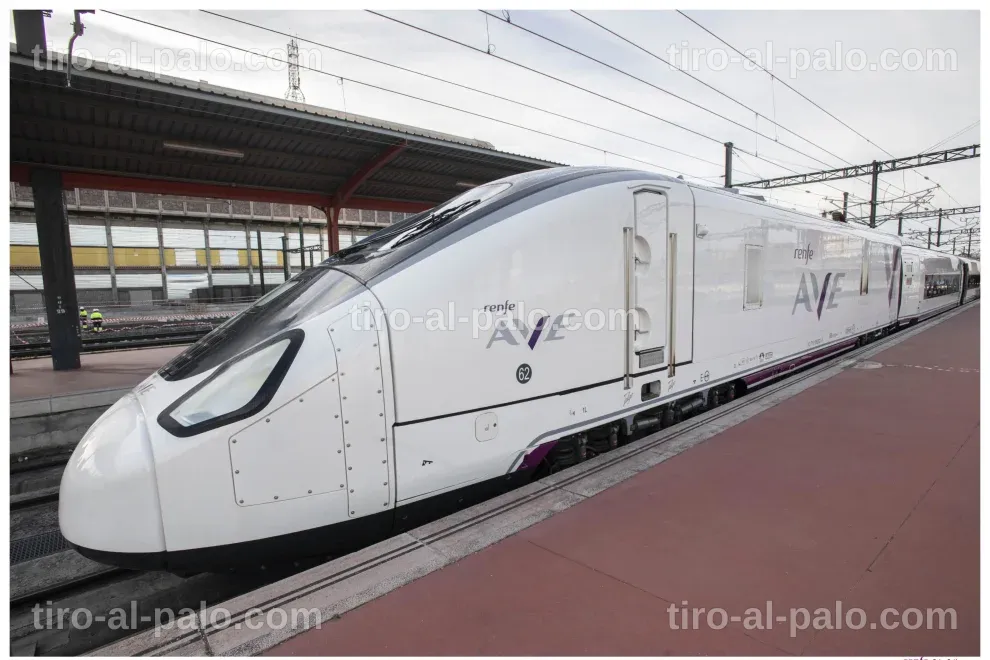 Tren en movimiento por el paisaje español, representando alternativas de viaje.