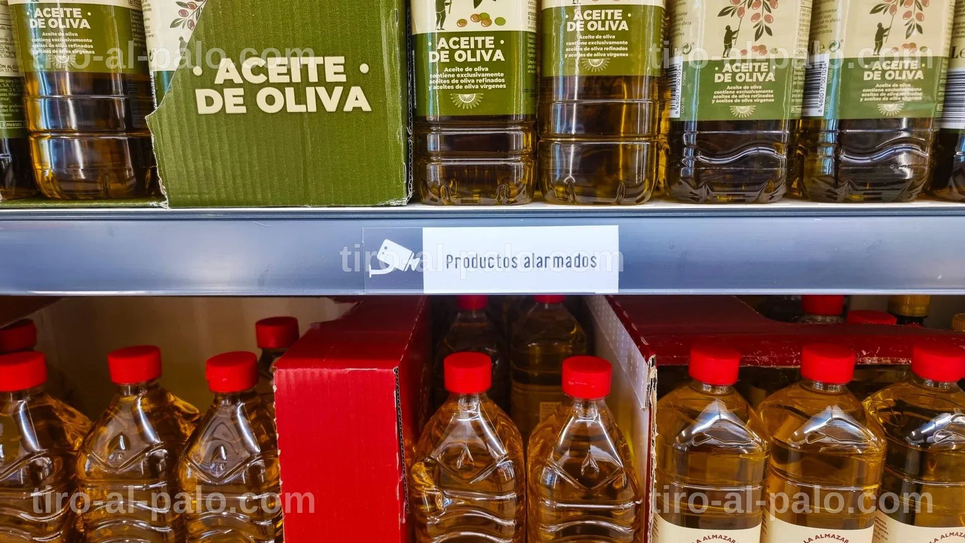 Botella de aceite de oliva extra virgen sobre un fondo blanco.
