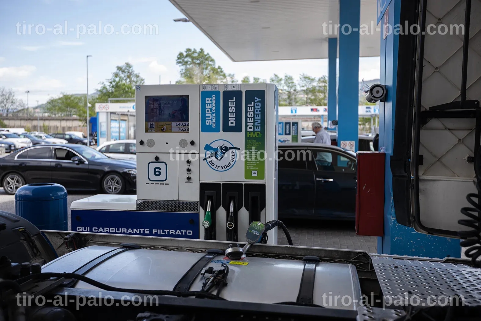 Tanques de carburante HVO en una estación de servicio, mostrando alternativas al diésel.