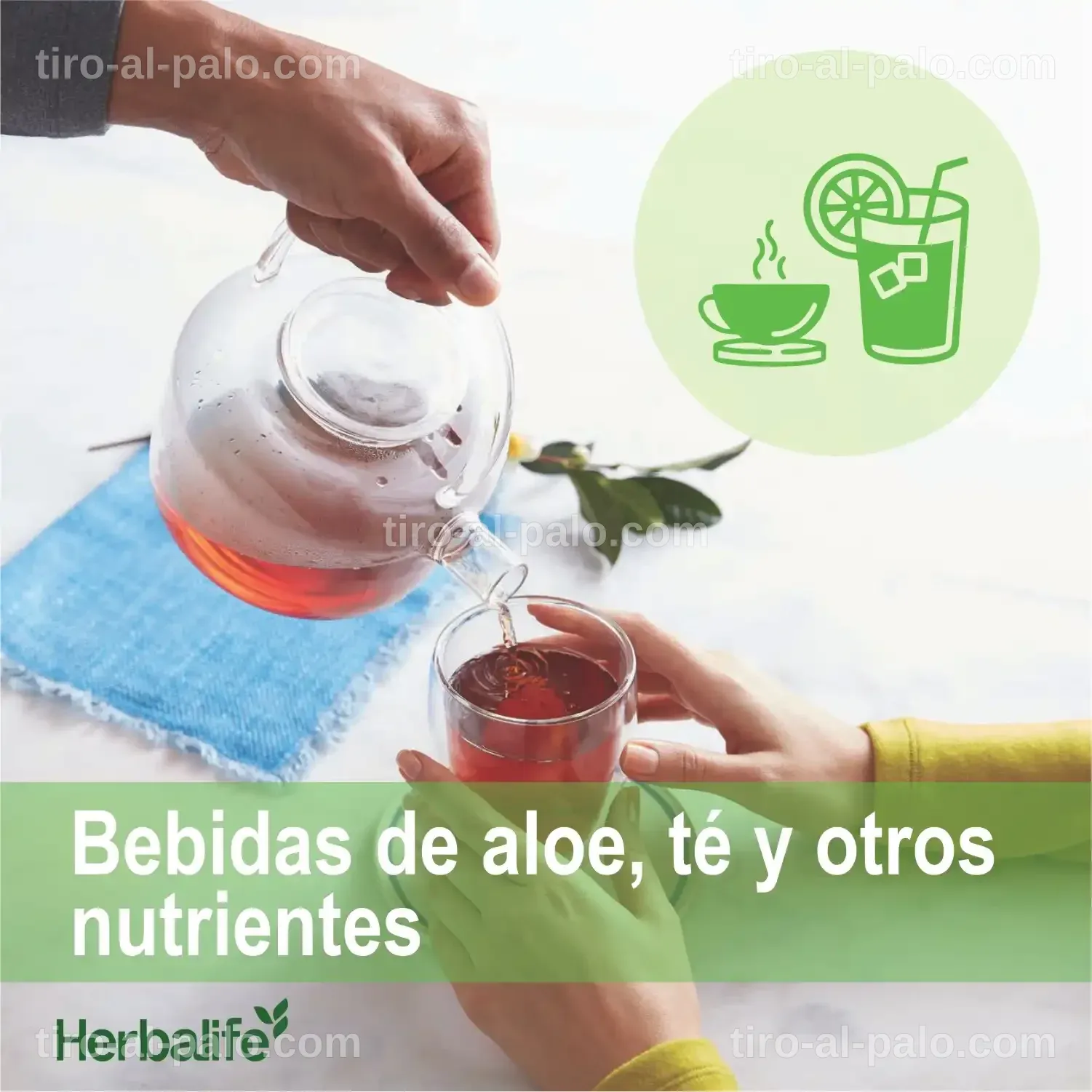 Bebida instantánea con extracto de hierbas en un vaso transparente.