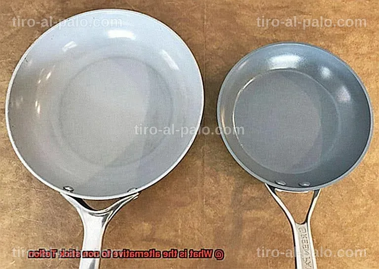 Sartenes de materiales alternativos al teflón en una cocina moderna.