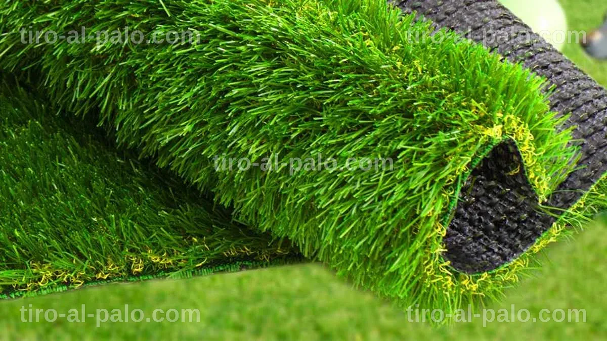 Césped artificial en un entorno natural, opción ecológica.