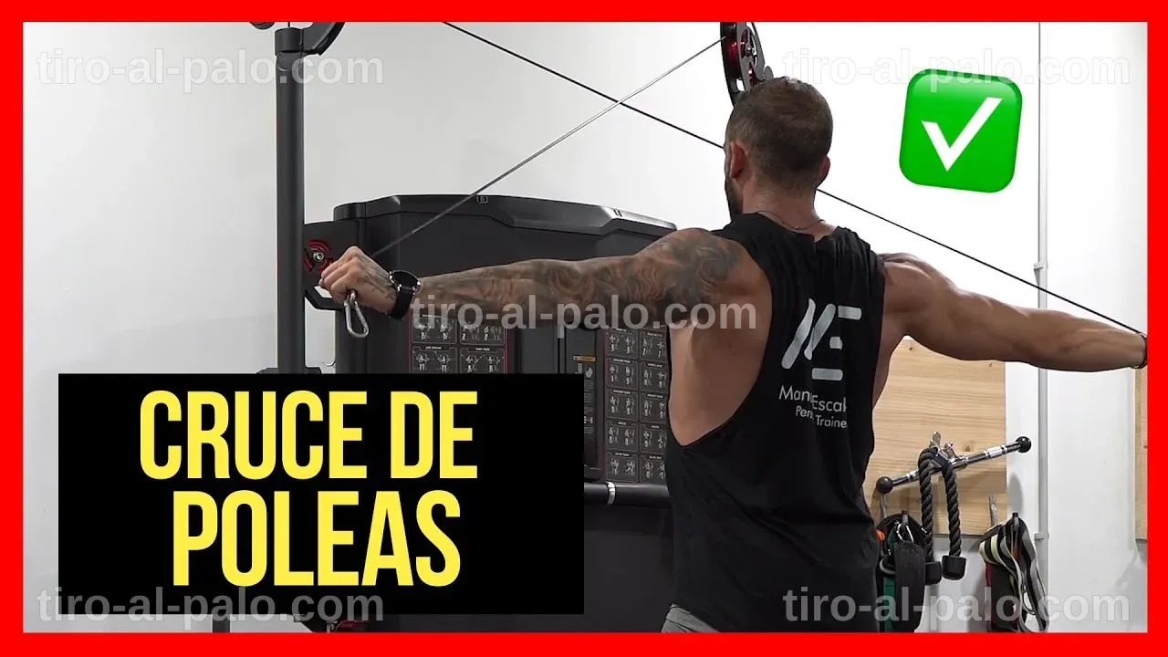 Ejercicio de cruces de poleas centrado en el desarrollo del hombro posterior.
