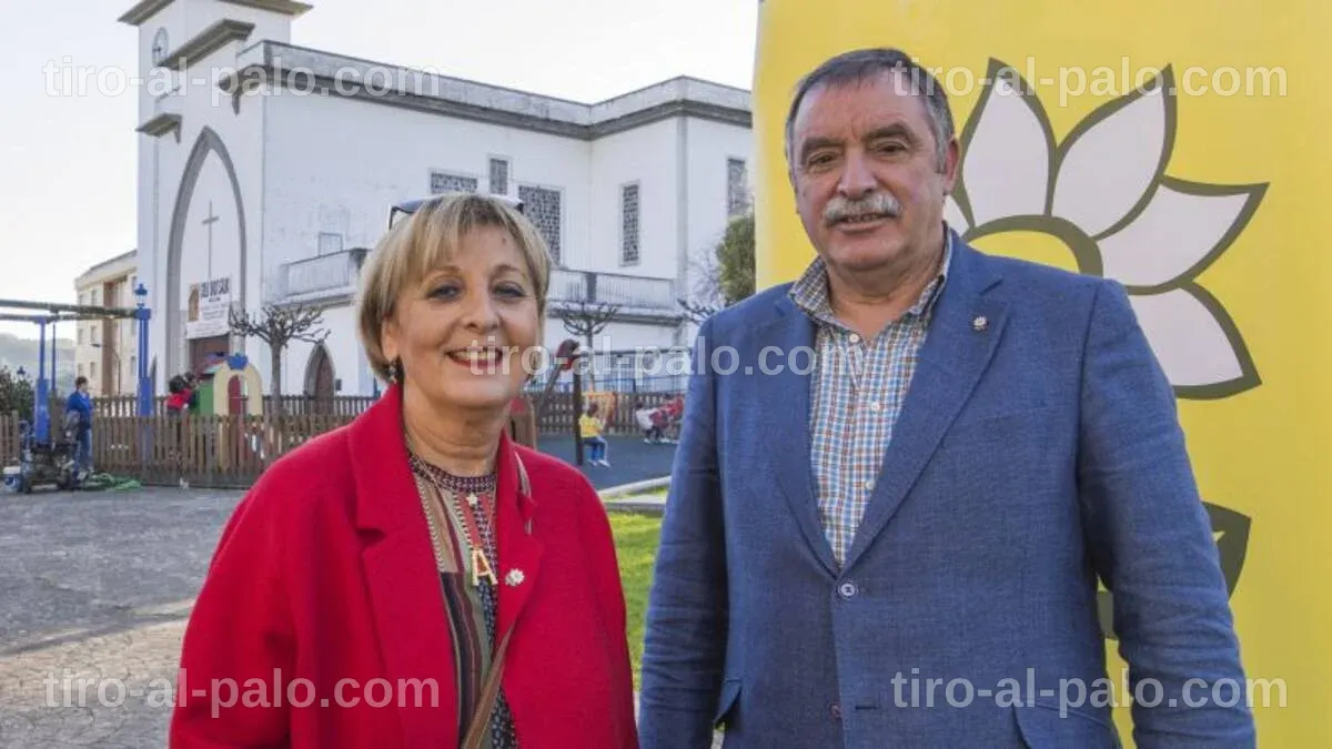Miembros de la alternativa vecinal distribuyendo información a la comunidad.