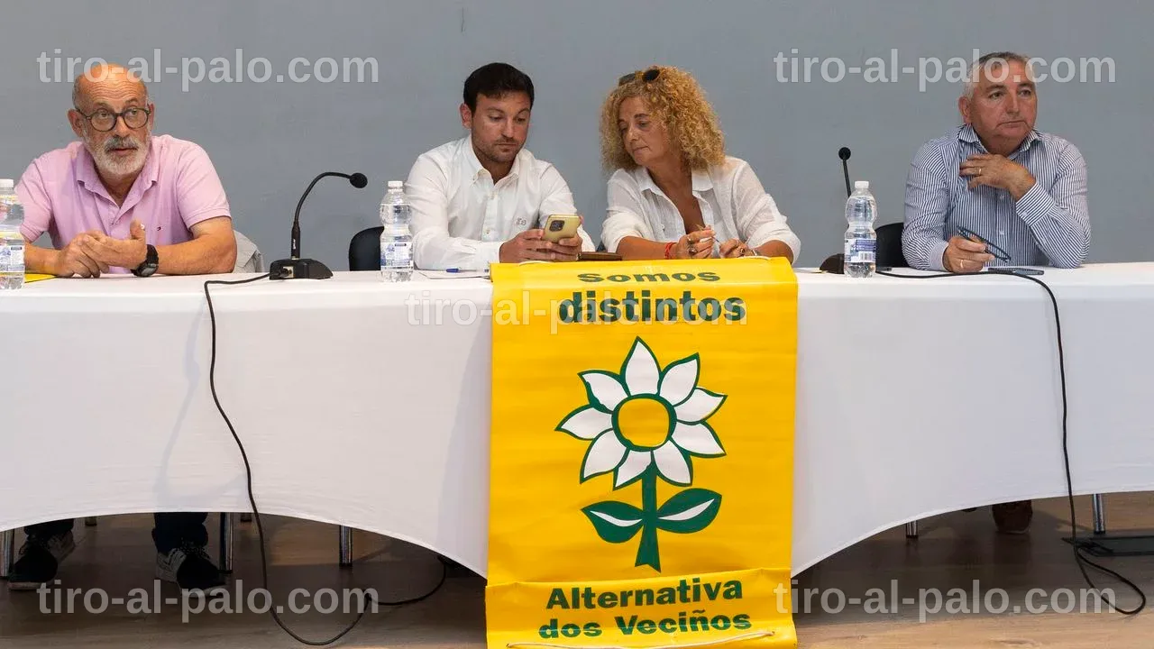 Candidatos de Alternativa dos Veciños presentando su programa electoral a la comunidad en Fisterra.