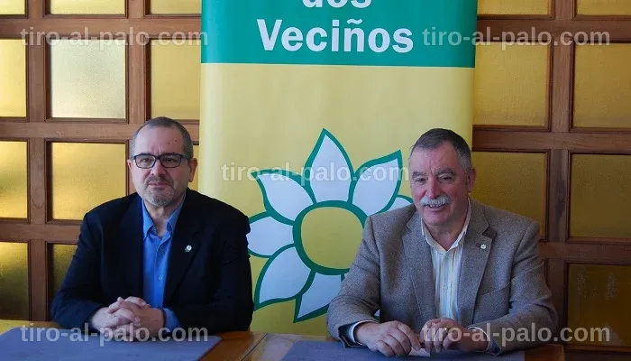 Asistentes a una reunión demandando información sobre servicios en Sada.