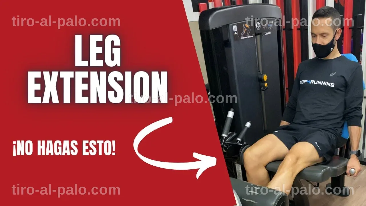 Mujer haciendo un ejercicio alternativo de cuádriceps en su hogar.