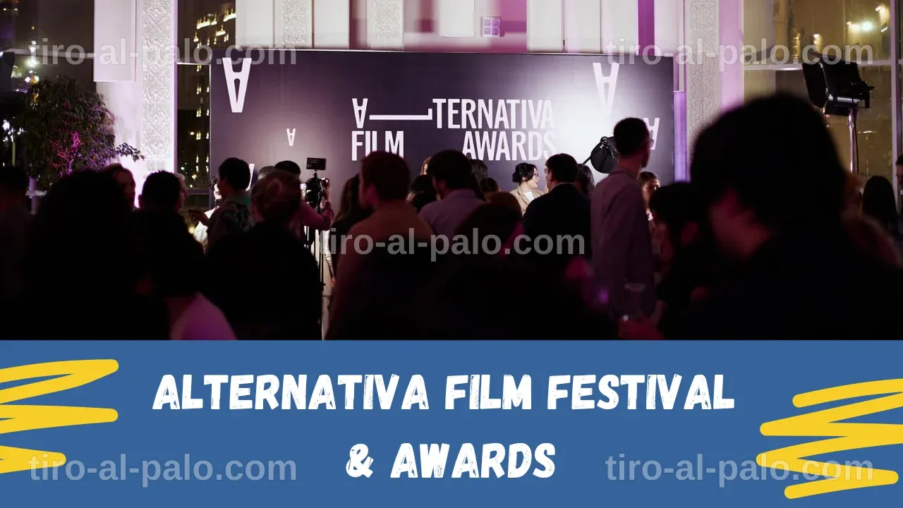 Premiación del festival de cine en Yogyakarta, con asistentes y trofeos en el escenario.