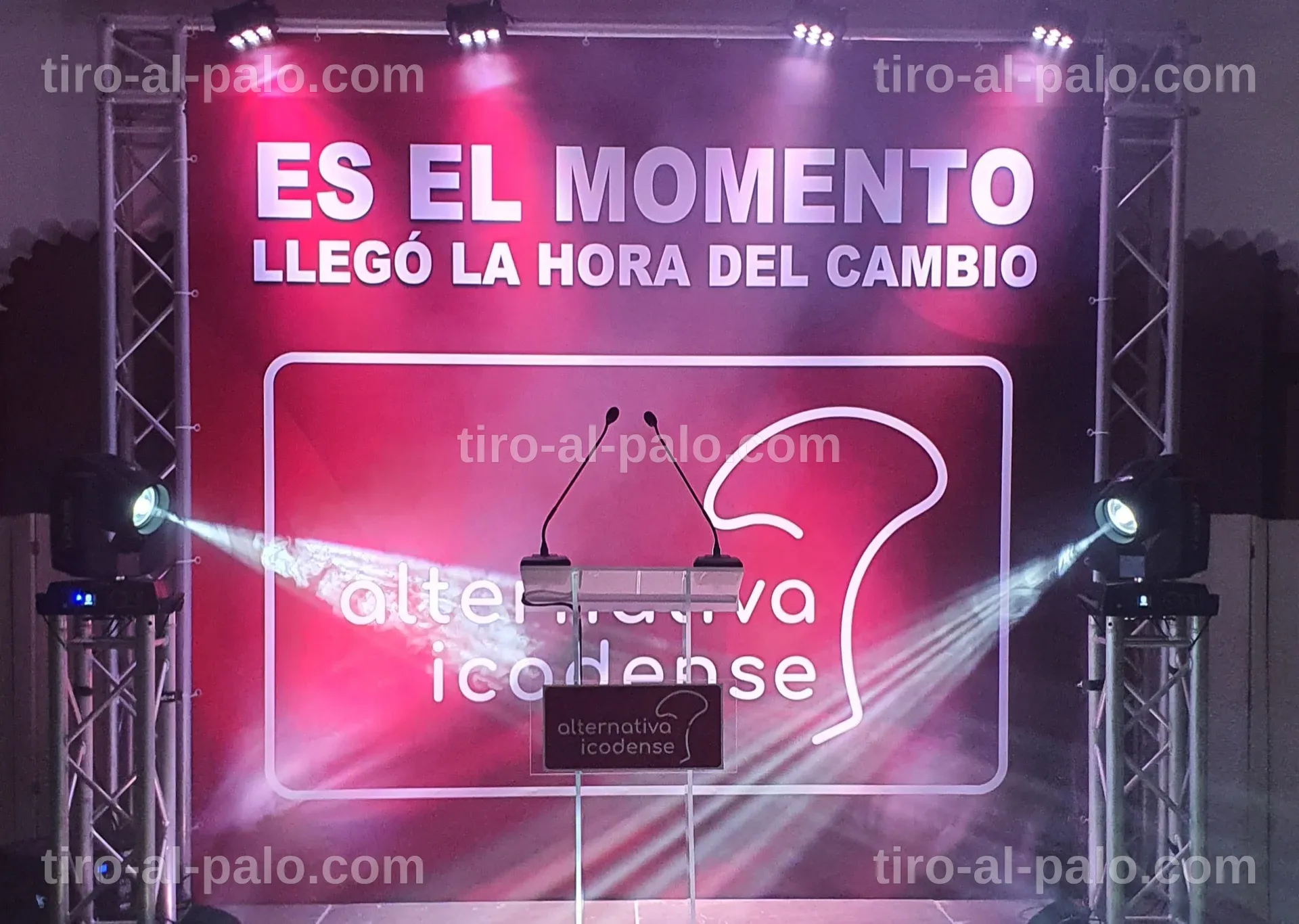 Reunión de Alternativa Icodense discutiendo planes para una ciudad inclusiva.