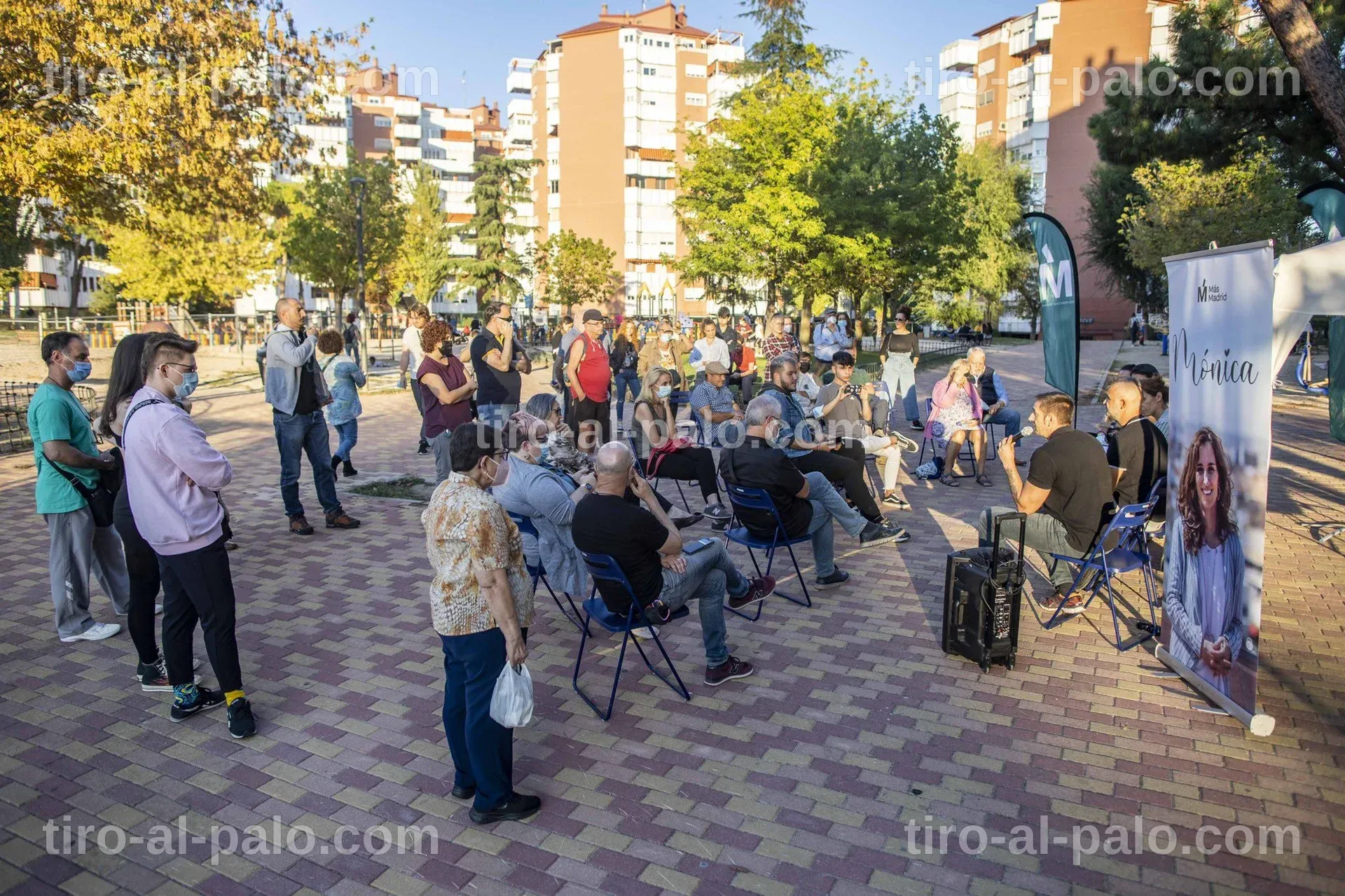 Mónica García en un evento sobre terapias alternativas en Móstoles.