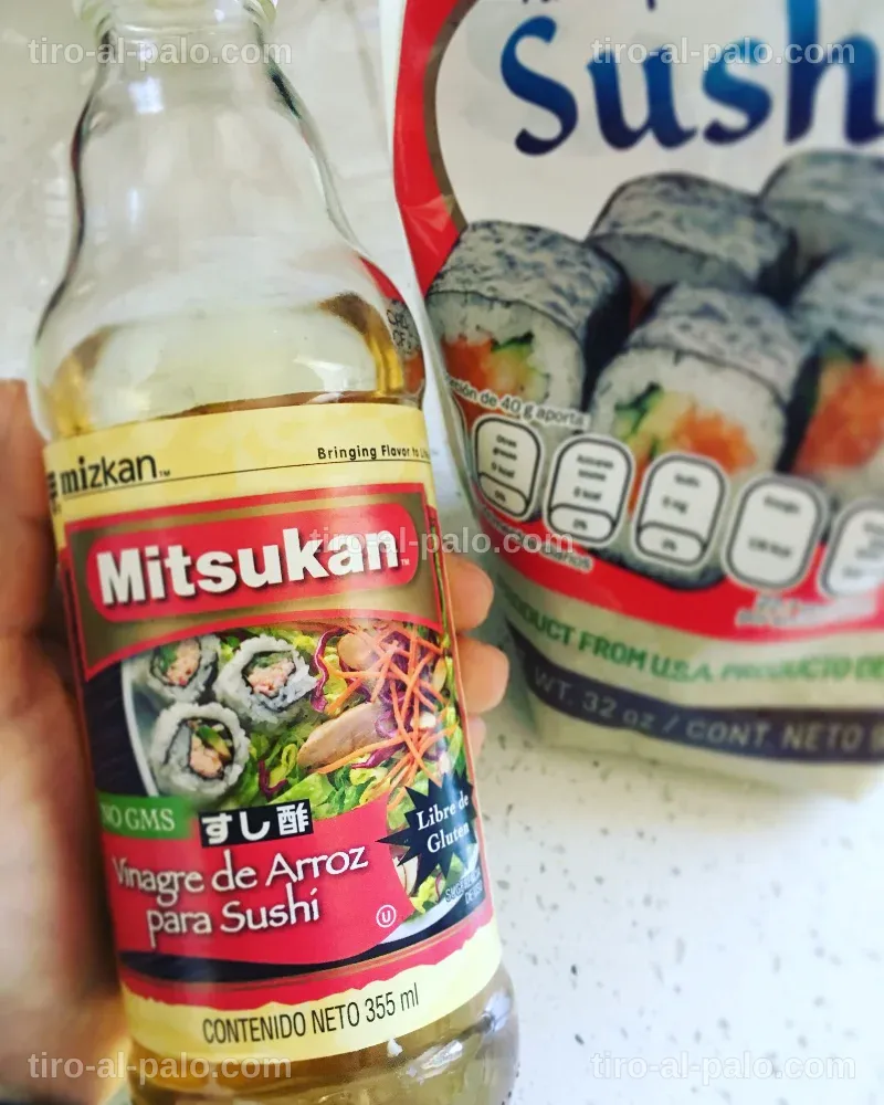 Vinagre de sushi rojo de Tajima Jozo sobre una mesa de madera clara.
