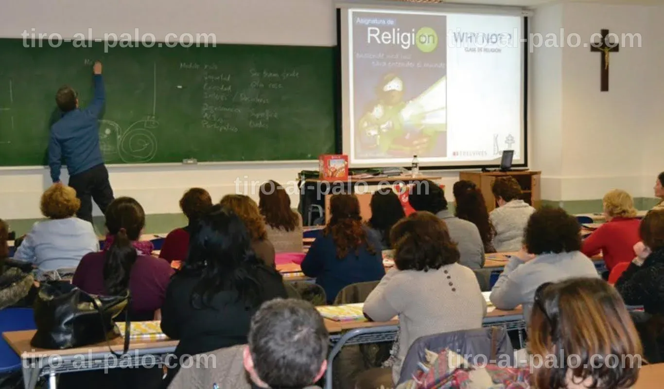 Clase en un CEIP con estudiantes participando en actividades alternativas a la religión.