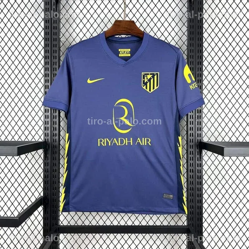 Presentación de la nueva camiseta alternativa del Atlético Madrid, destacando su estilo y colores distintivos.