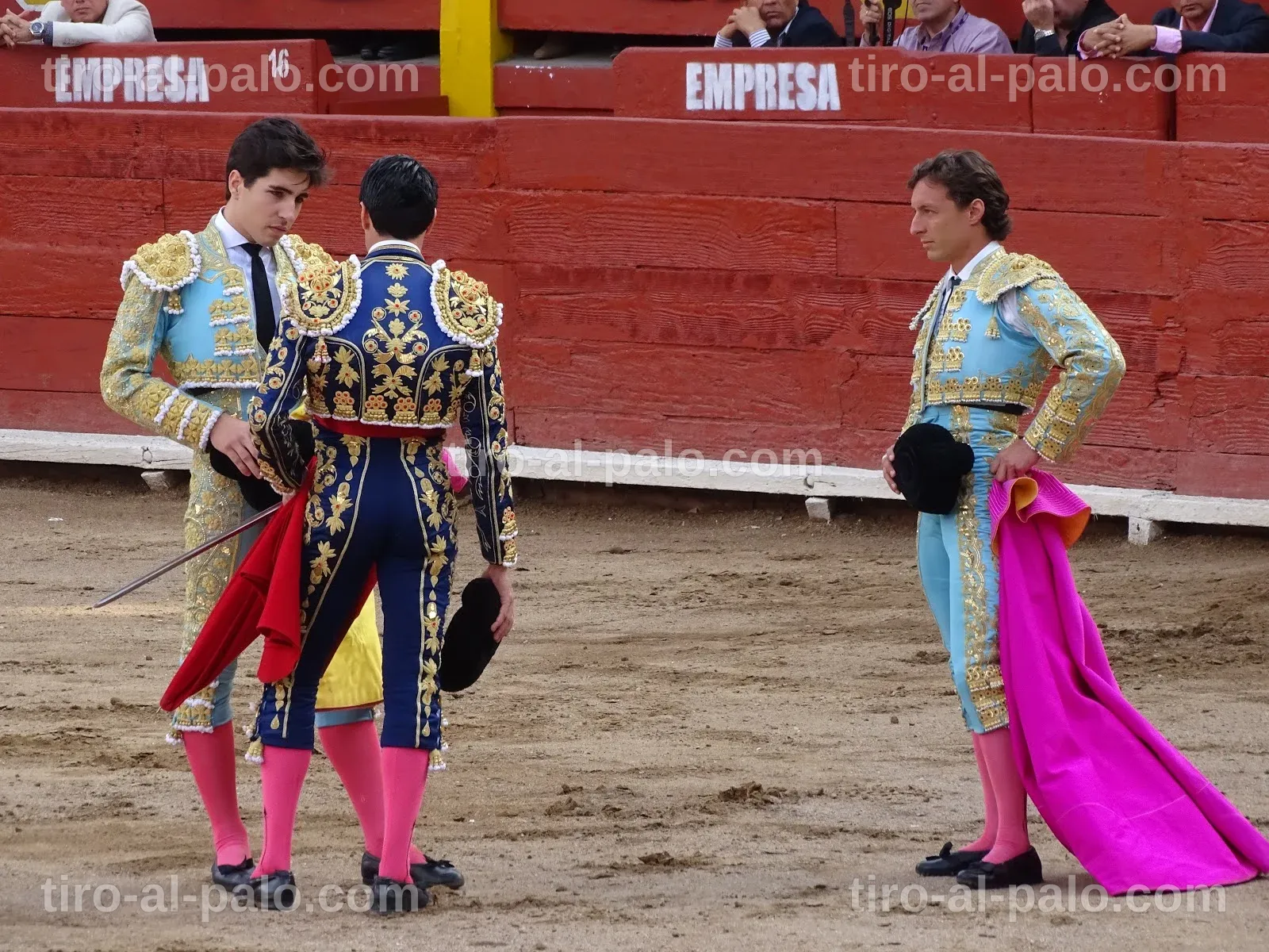 Ismael Martín recibiendo una ovación tras su ceremonia de confirmación de alternativa.