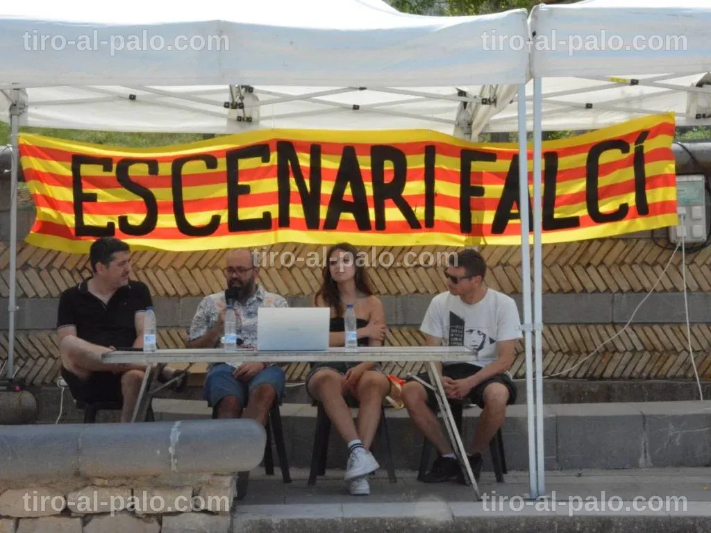 Pinturas en acrílico de Celia Castillo en la feria alternativa.