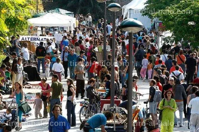 Exposición de diversas obras de arte en la Feria Alternativa.