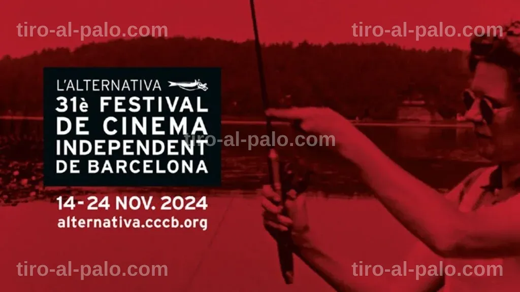 Grupo de personas riendo y aplaudiendo durante una proyección en el festival.