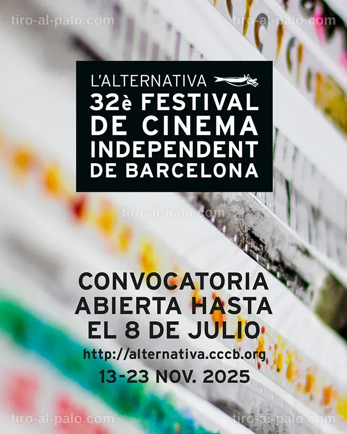 Artistas y músicos en un evento alternativo, mostrando la conexión entre arte y cultura.