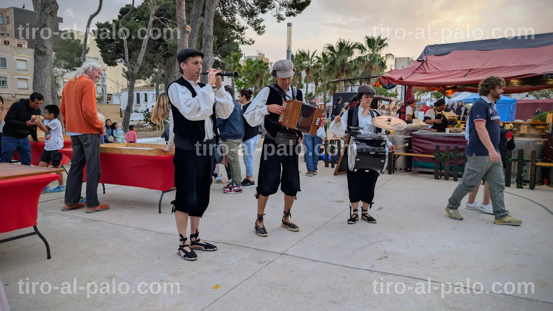 Puestos de artesanía y comida en la Fira Alternativa de Ametlla de Mar.