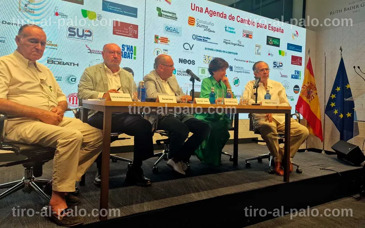 Protesta del foro contra figuras políticas en una conferencia.