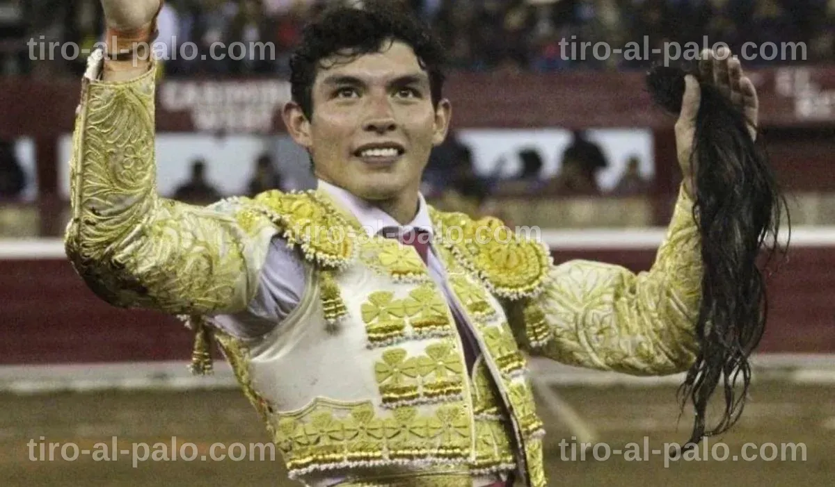 Isaac Fonseca en la Plaza México, levantando los brazos en señal de triunfo.