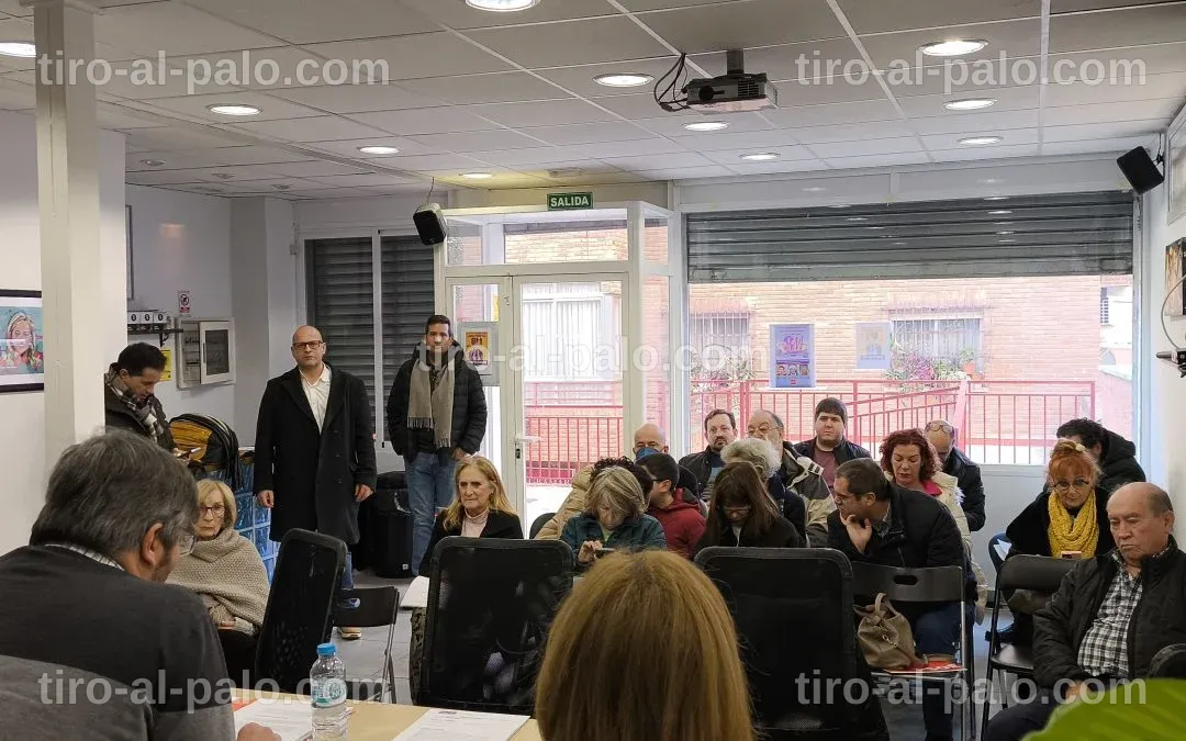 Militantes socialistas participando en actividades comunitarias en Majadahonda.