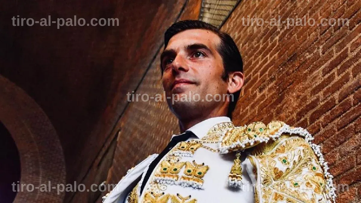 Mario Alcalde, el primer matador LGBTQ+ de España, posando con su traje de torero en un evento.