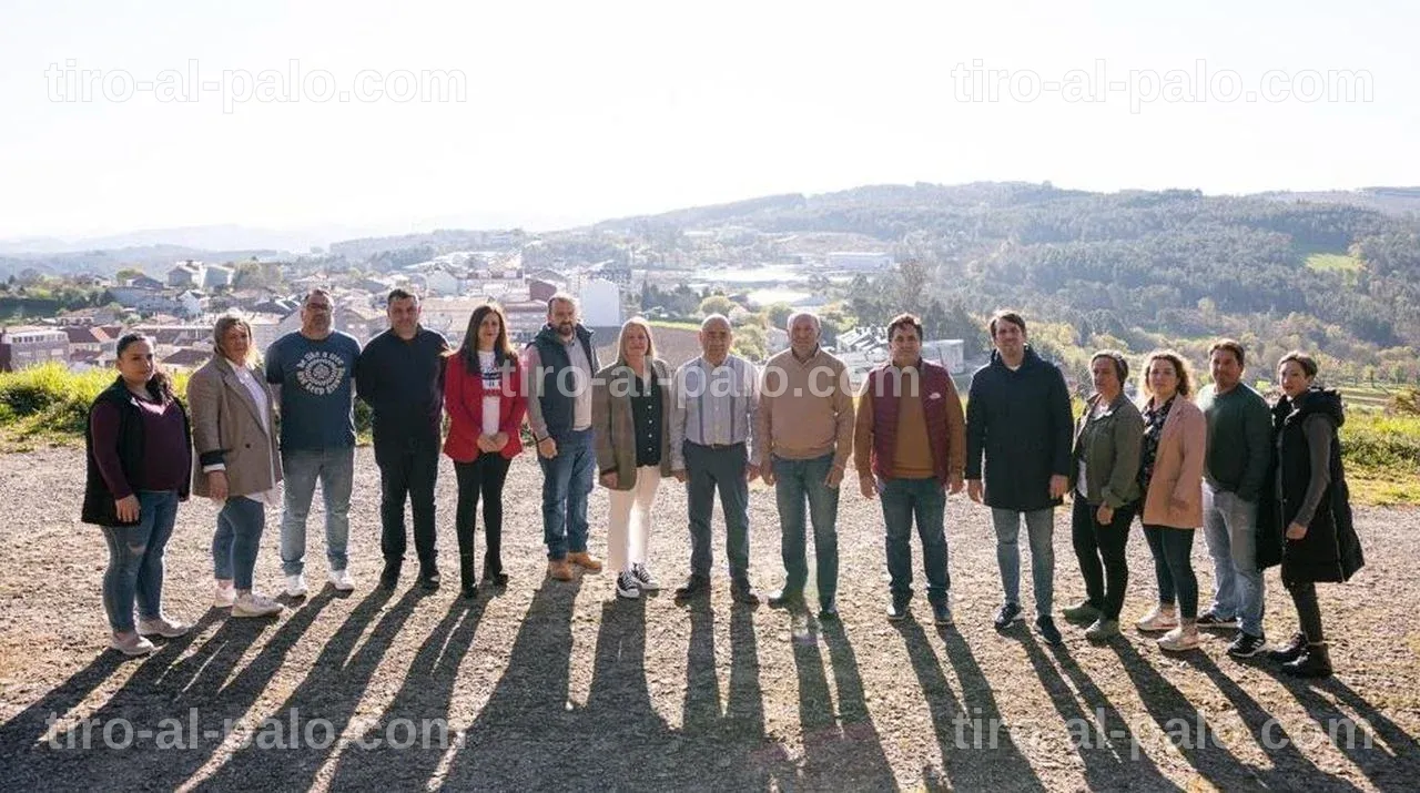Luis Taboada celebrando su victoria en las elecciones municipales de 2023 en Vila de Cruces.