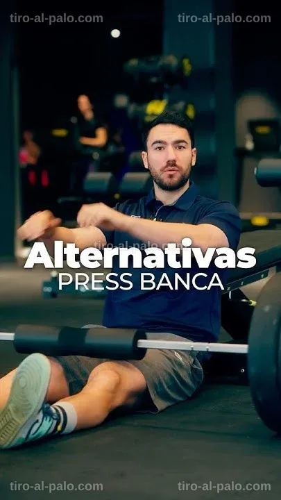 Entrenador demostrando ejercicios alternativos para el pecho.
