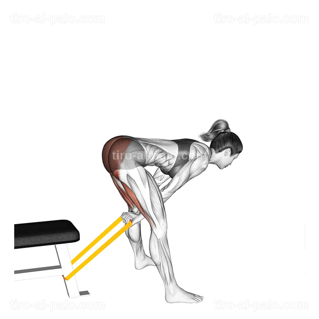 Entrenador corrigiendo la técnica de 'pull through alternativa' a un atleta.