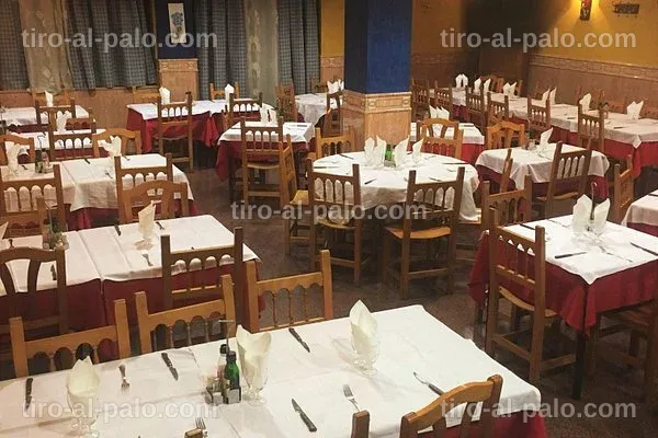 Exterior del restaurante La Alternativa en Villaverde, con un ambiente atractivo y acceso fácil.