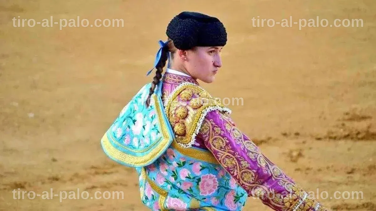 Rocío Romero en una ceremonia de confirmación en Córdoba, rodeada de aficionados.