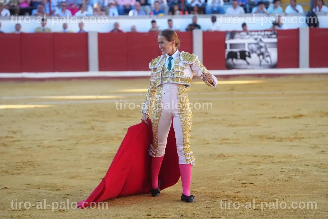 Rocío Romero, la matadora de Dos Torres, lista para confirmar su alternativa en el ruedo.
