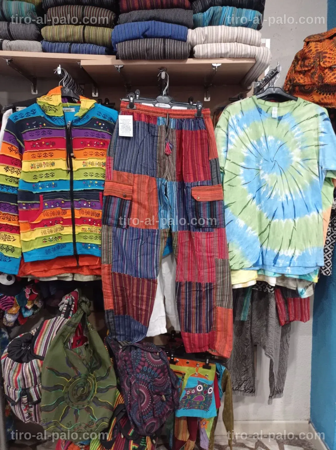 Variedad de ropa étnica y alternativa en una plataforma de compras.