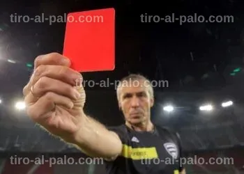 Televisor mostrando un emocionante partido de fútbol en directo.