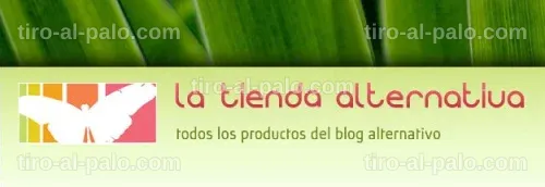 Primer plano de productos en la tienda, incluyendo ropa y accesorios de diseño independiente.