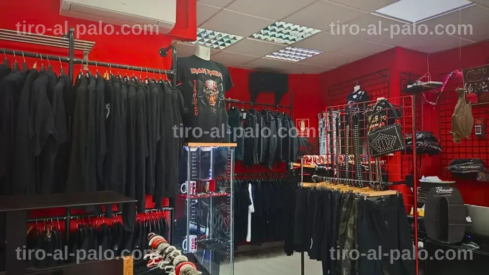 Exterior de una tienda de ropa alternativa con temática de anime y estilo gótico.