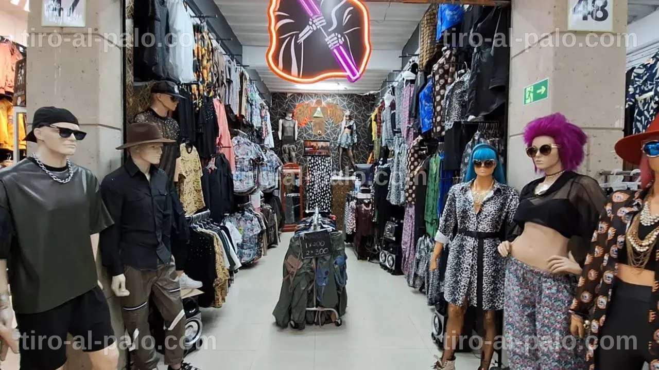 Interior de la tienda 'Bunbury' en Zaragoza, especializada en moda alternativa.