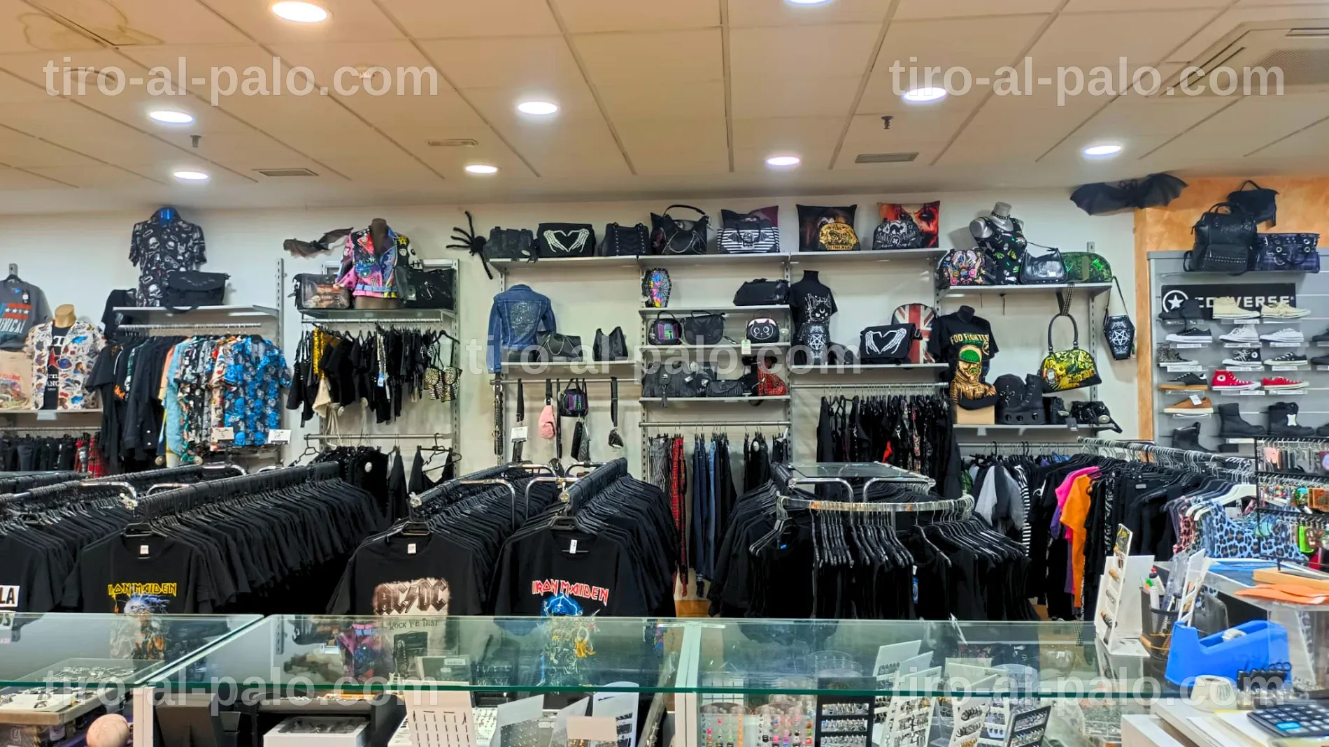 Fachada de la nueva tienda de ropa alternativa en Plaza Damas, CDMX.