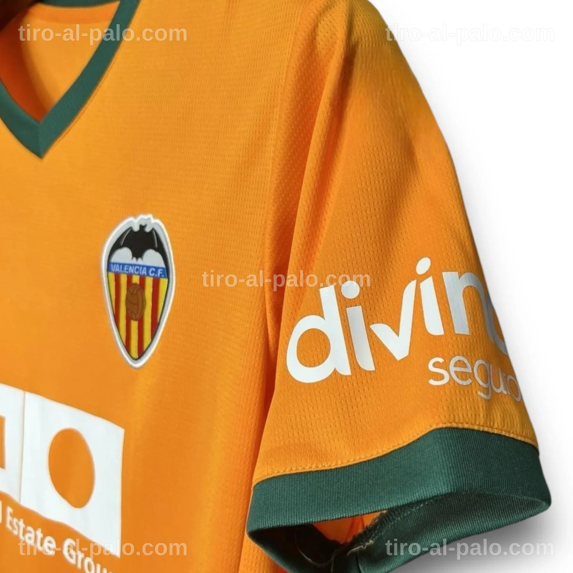 Camiseta alternativa del Valencia CF para la temporada 2024-2025, con un diseño llamativo.