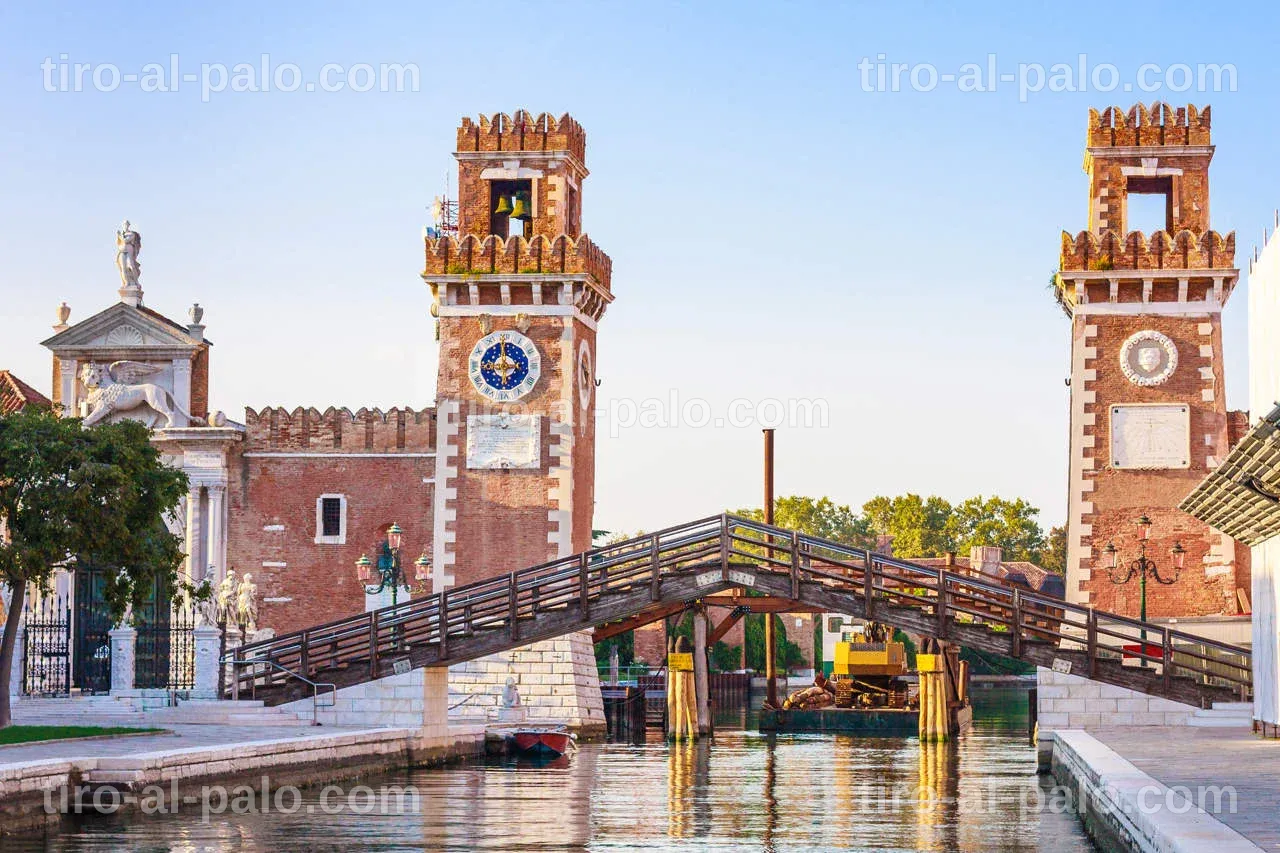 Vista panorámica de Venecia, mostrando canales y arquitectura típica, invitando a explorar.