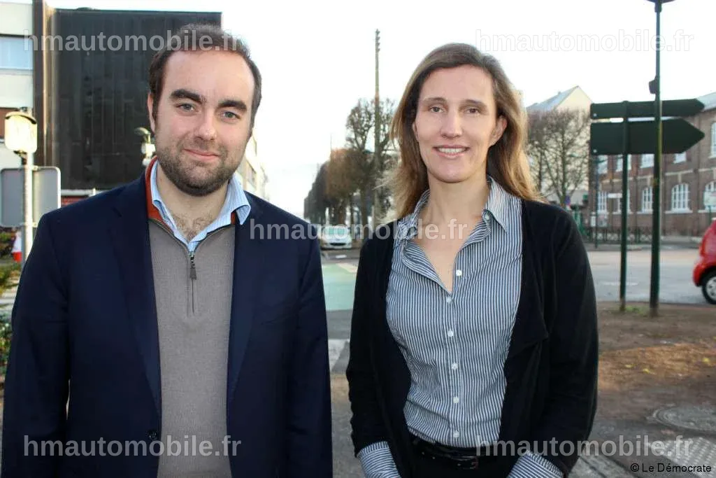 Sébastien et Julie Lecornu se tenant la main, affichant leur complicité.