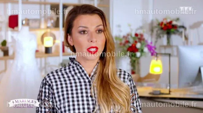 Élodie Villemus en train de discuter de la transformation d'un mariage en œuvre d'art.
