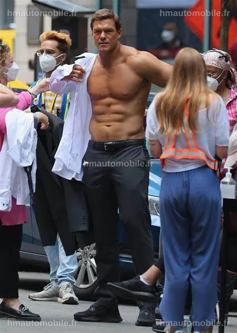 Alan Ritchson en pleine séance d'entraînement, mettant en avant son corps sculpté.