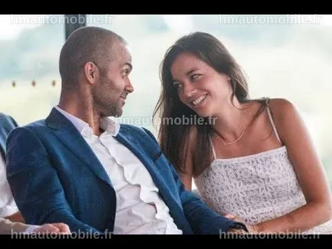 Tony Parker et Alizé Lim ensemble à une fête, affichant leur bonheur.