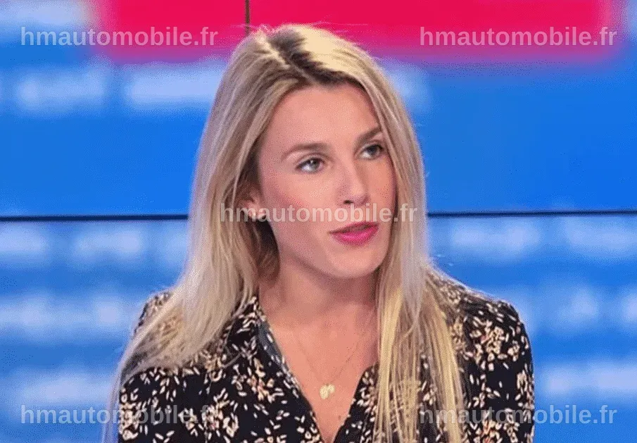 Portrait d'Amandine Atalaya, avec un fond de bureau de rédaction.