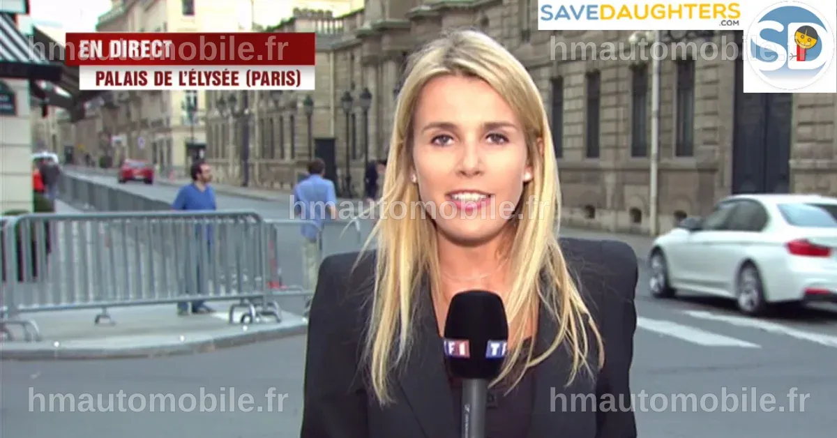 Amandine Atalaya discutant avec des collègues dans un environnement de travail.