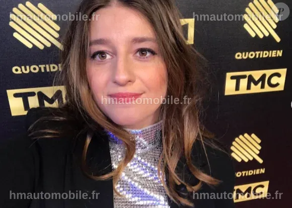 Ambre Chalumeau posant avec son compagnon dans un cadre romantique.